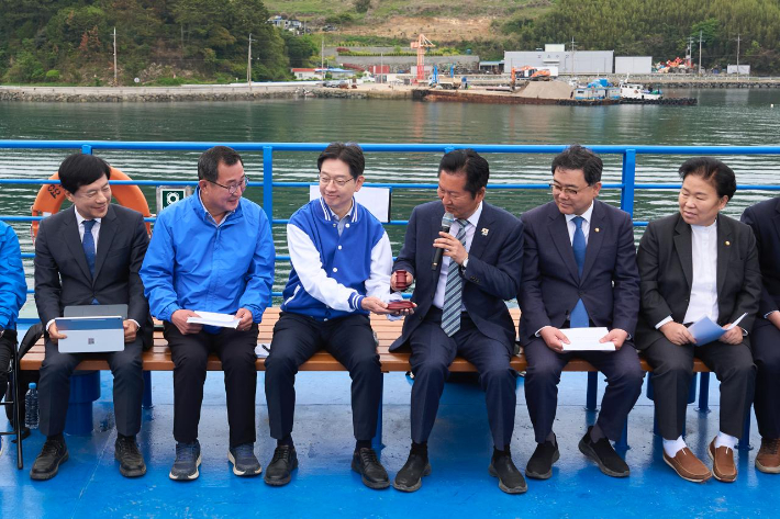 민주당 통영 현장 최고위원회에 김경수 경남지사 후보와 강석주 후보가 참석했다. 김 후보 캠프 제공