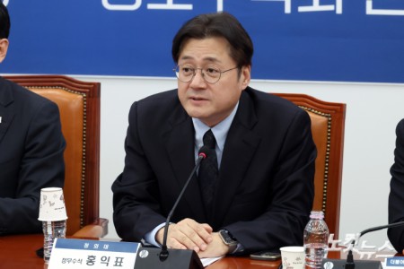 22일 서울 여의도 국회에서 열린 균형성장 주요현안 당-정-청 정책간담회에서 홍익표 정무수석이 발언을 하고 있다.