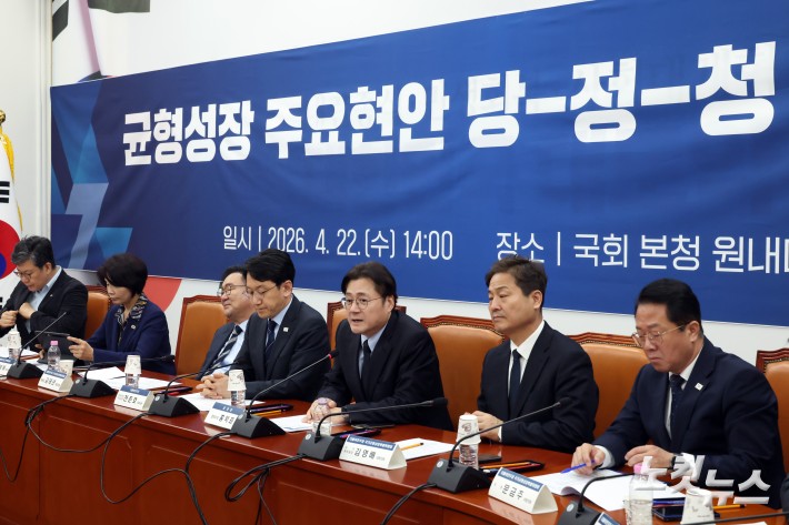 22일 서울 여의도 국회에서 열린 균형성장 주요현안 당-정-청 정책간담회에서 홍익표 정무수석이 발언을 하고 있다.