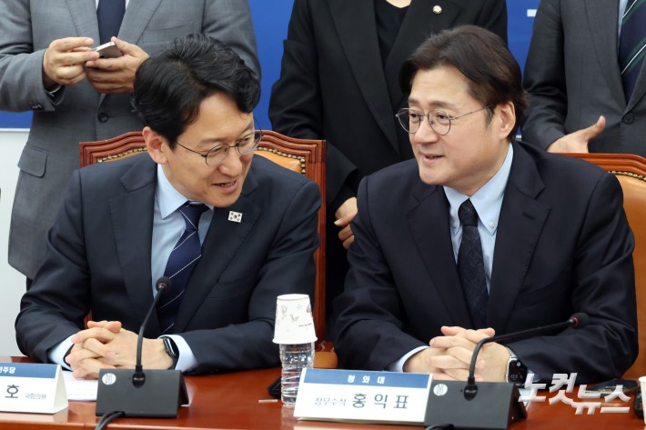 22일 서울 여의도 국회에서 열린 균형성장 주요현안 당-정-청 정책간담회에서 더불어민주당 천준호 원내대표 권한대행과 홍익표 정무수석이 대화를 하고 있다.