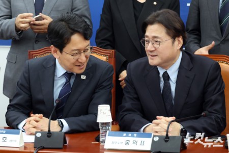 22일 서울 여의도 국회에서 열린 균형성장 주요현안 당-정-청 정책간담회에서 더불어민주당 천준호 원내대표 권한대행과 홍익표 정무수석이 대화를 하고 있다.