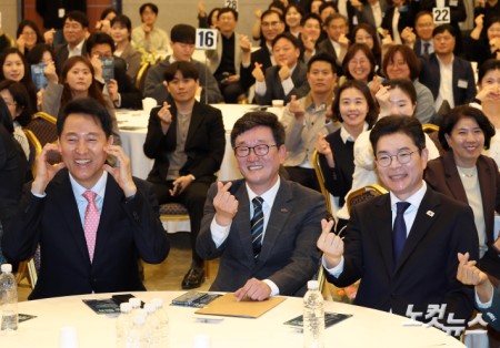 기념 촬영하는 오세훈-정원오