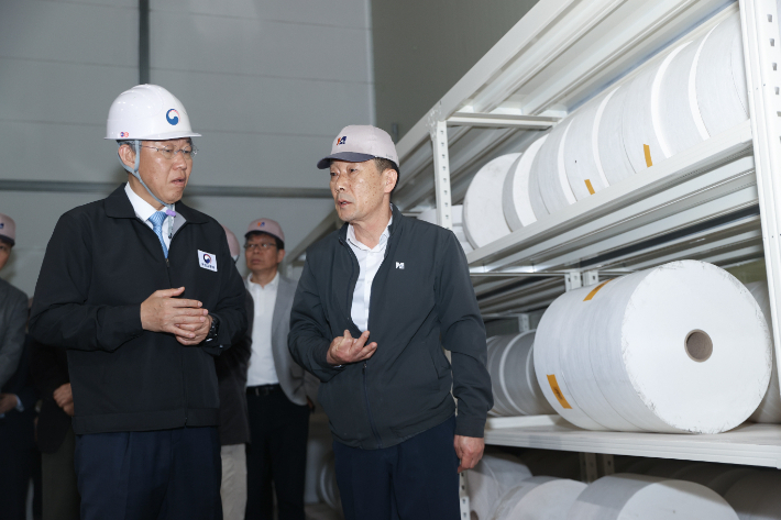 국토교통부 김이탁 제1차관이 건설자재 수급현황을 점검하고 있다. 국토부 제공