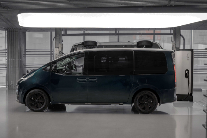 현대자동차가 대표 다목적 차량(MPV, Multi-Purpose Vehicle) '더 뉴 스타리아'의 전동화 모델인 '더 뉴 스타리아 일렉트릭(The new STARIA Electric)'과 최상위 고급 모델 '더 뉴 스타리아 리무진(The new STARIA Limousine)'을 23일(목) 출시했다. 현대차 제공  