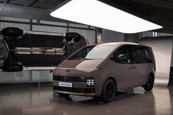 현대자동차가 대표 다목적 차량(MPV, Multi-Purpose Vehicle) '더 뉴 스타리아'의 전동화 모델인 '더 뉴 스타리아 일렉트릭(The new STARIA Electric)'과 최상위 고급 모델 '더 뉴 스타리아 리무진(The new STARIA Limousine)'을 23일(목) 출시했다. 현대차 제공  