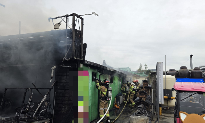 소방관들이 경주시 황남동 전동카트 대여 사무실 화재를 진화하고 있다. 경북소방본부 제공