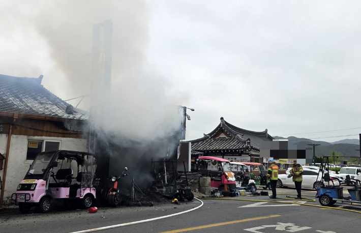 소방관들이 경주시 황남동 전동카트 대여 사무실 화재를 진화하고 있다. 경북소방본부 제공