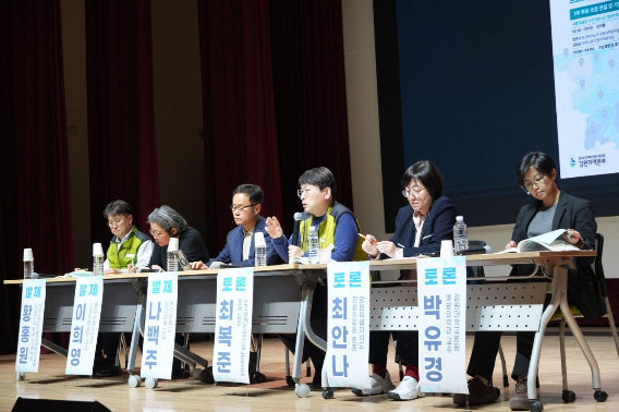 전국보건의료노조 강원지역본부는 22일 오후 춘천교육문화회관 대강당에서 '2026년 지방선거 보건의료·노동 공약 발표 토론회-지역필수 공공의료, 통합돌봄, 사회적 대화! 어떻게 만들어 갈 것인가?'를 주제로 토론회를 열었다. 보건노조 강원본부 제공