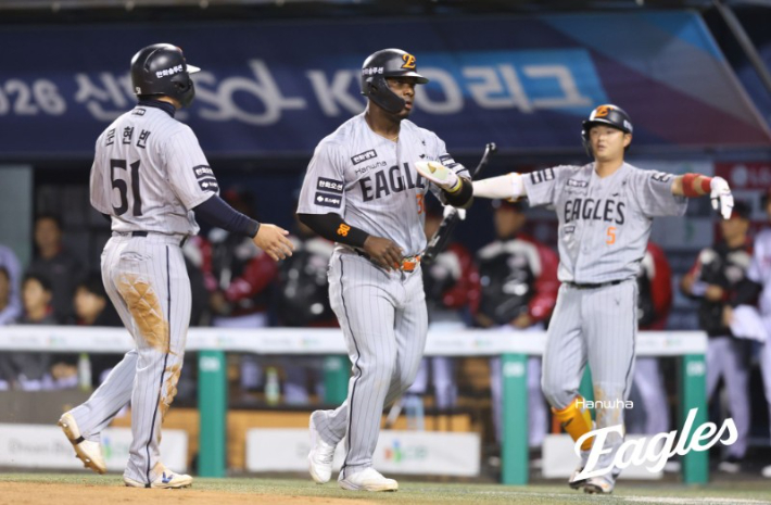 21일 LG와 원정에 나선 한화 페라자(가운데). 한화 이글스 