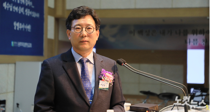동광주노회장으로 선출된 제광온 목사가 인터뷰 하고 있다. 한세민 기자