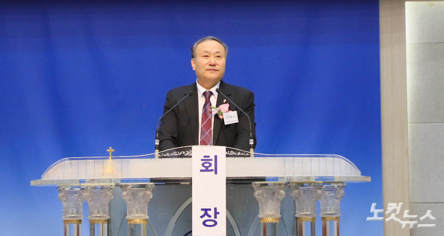 빛고을노회장으로 한 회기를 이끌게 된 이건복 목사(열린문교회)가 회무를 진행하고 있다. 한세민 기자