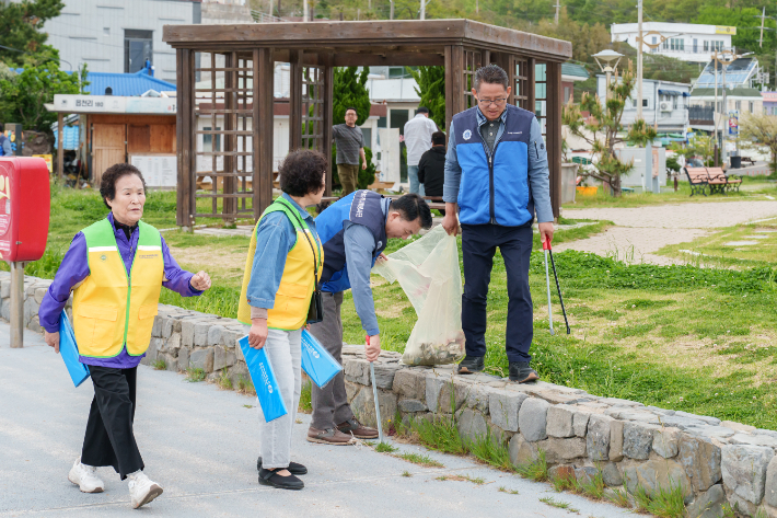 월성원자력본부가 '경주 에너지와 여성' 회원들과 함께 환경 정화활동을 펼치고 있다. 월성본부 제공