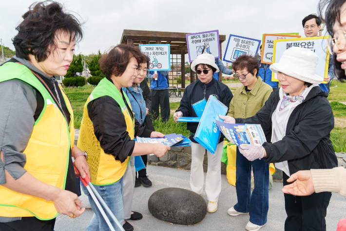 월성원자력본부가 '경주 에너지와 여성' 회원들과 함께 에너지 절약 캠페인을 펼치고 있다. 월성본부 제공