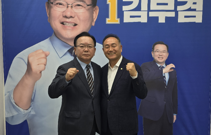 더불어민주당 전남도당은 22일 대구광역시당을 방문해 제9회 전국동시지방선거 승리를 위한 업무협약을 체결한 가운데 김원이 위원장이 김부겸 대구시장 예비후보 캠프를 방문해 지지와 응원의 뜻을 전했다. 민주당 전남도당 제공 