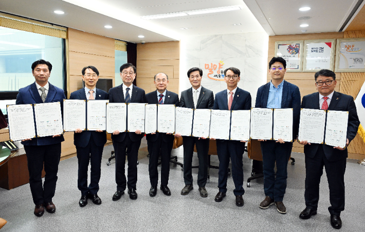 밀양 푸드테크 연구지원센터 구축 업무협약. 경남도청 제공 