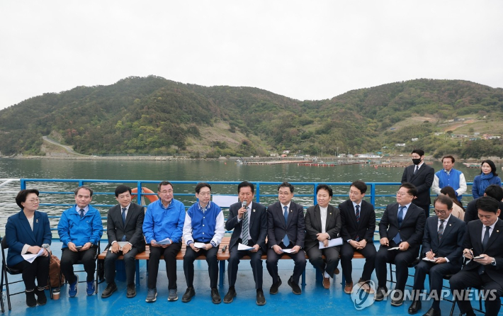 더불어민주당 정청래 대표가 22일 경남 통영시 욕지도에서 탑승한 여객선에서 열린 선상 최고위원회의에 참석해 발언하고 있다. 연합뉴스