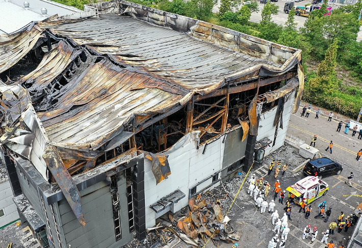 경기도 화성시 서신면 전곡리 소재 일차전지 업체인 아리셀 공장에서 발생한 화재 모습. 연합뉴스
