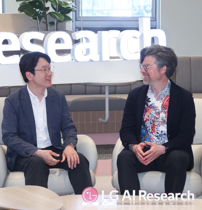 임우형 LG AI연구원 공동 연구원장과 브라이언 카탄자로(Bryan Catanzaro) 엔비디아 응용연구 총괄 부사장이 협력 방향을 논의하고 있다. LG 제공