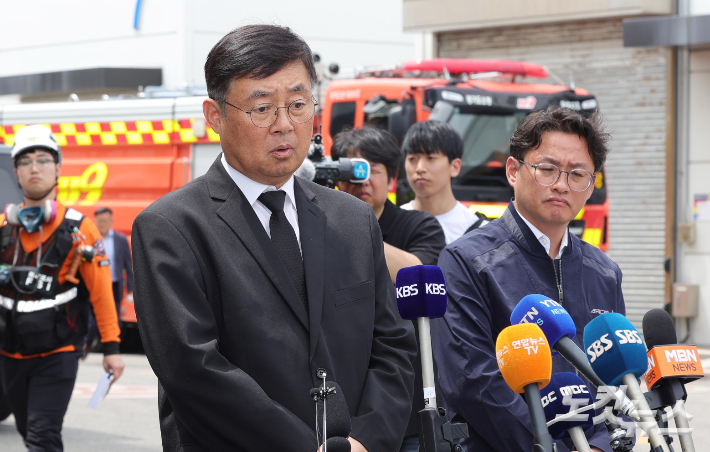 아리셀 공장 화재 당시 기자회견을 하고 있는 박순관 대표. 박종민 기자