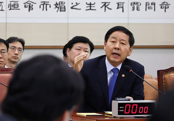 구윤철 경제부총리 겸 재정경제부 장관이 22일 국회에서 열린 법제사법위원회 전체회의에서 의원 질의에 답변하고 있다. 연합뉴스