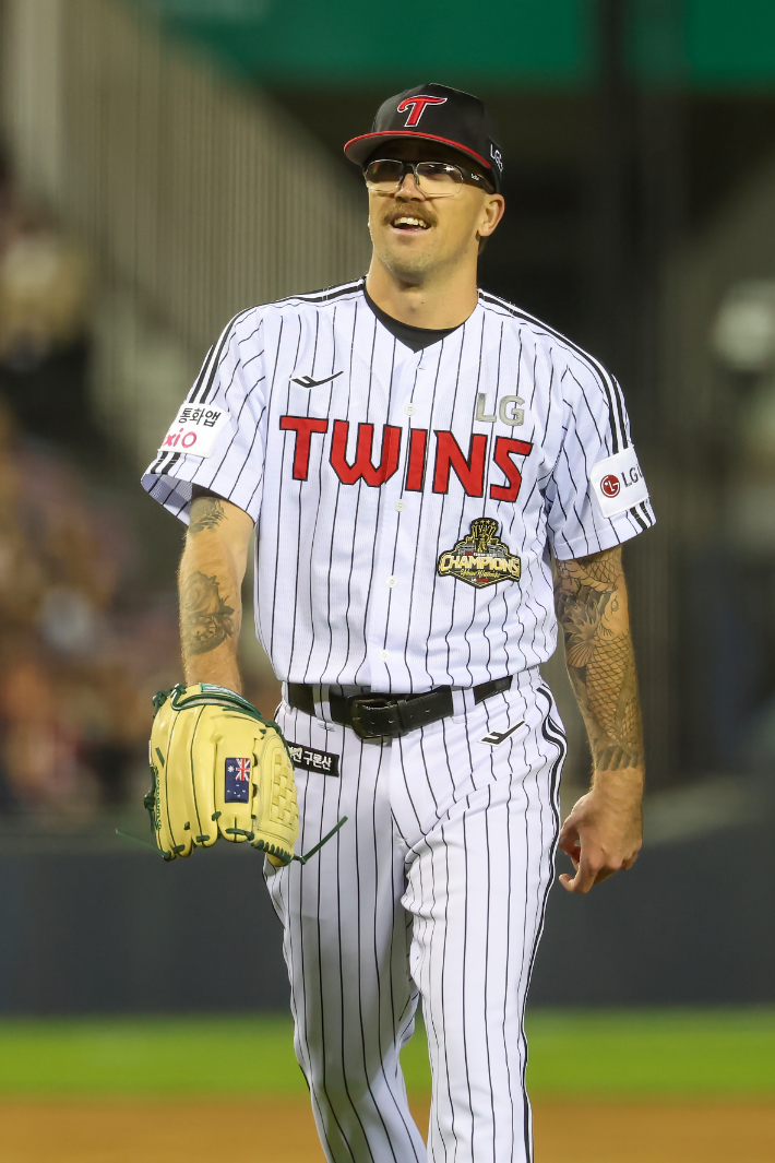 이닝을 마무리하며 미소를 짓고 있는 웰스. LG 