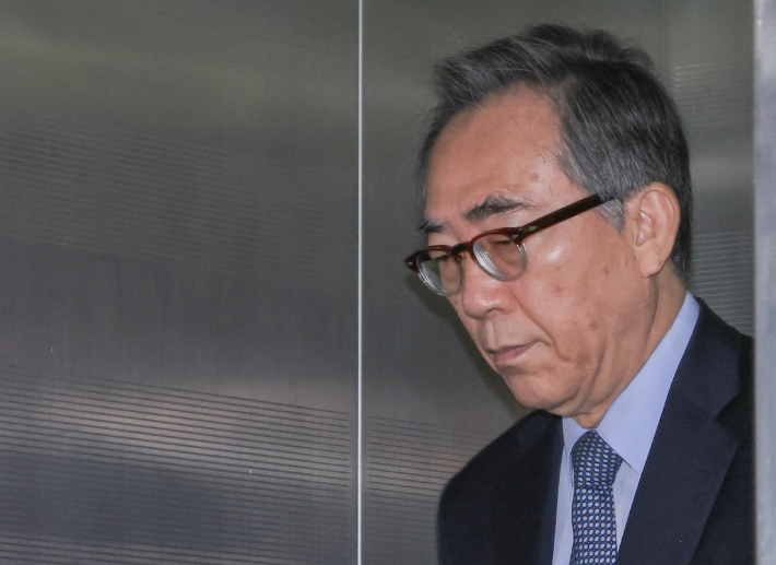 조태열 전 외교부 장관이 피의자 신분으로 조사를 받기 위해 24일 서울 서초구 순직해병특별검사팀으로 출석, 승강기에 오르고 있다. 연합뉴스