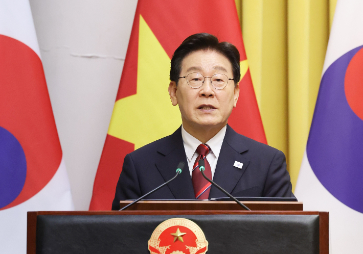이재명 대통령이 22일(현지시간) 베트남 하노이 주석궁에서 열린 또 럼 서기장 겸 국가주석과의 공동언론발표에서 발언하고 있다. 연합뉴스