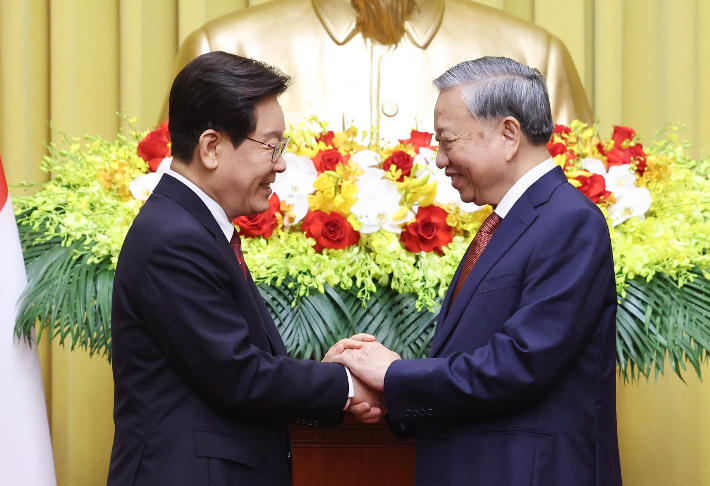 이재명 대통령과 또 럼 베트남 공산당 서기장 겸 국가주석이 22일(현지시간) 하노이 주석궁에서 공동언론발표 후 악수하고 있다. 연합뉴스