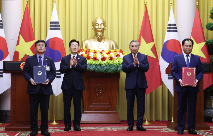 김성환 기후에너지환경부 장관과 찡 비엣 훙 베트남 농업환경부 장관이 22일(현지시간) 하노이 주석궁에서 이재명 대통령과 또 럼 공산당 서기장 겸 국가주석이 임석한 가운데 물 안보 협력 양해각서(MOU) 교환 후기념촬영을 하고 있다. 연합뉴스
