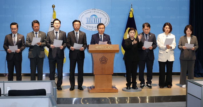 윤석열 정권 정치검찰 조작기소 진상규명을 위한 국정조사 특별위원회 소속 더불어민주당·조국혁신당·진보당 의원들. 연합뉴스