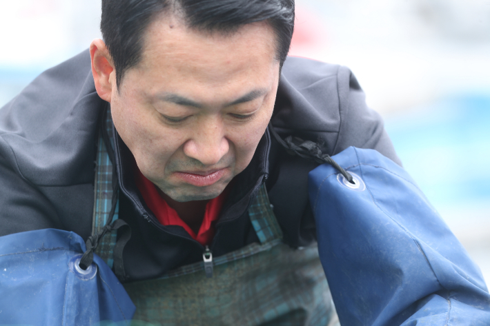 22일 강원 양양군 현남면 남애항을 찾은 국민의힘 장동혁 당 대표가 어선 그물 정리를 하고 있다. 연합뉴스