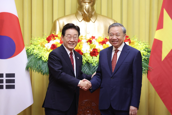  이재명 대통령(왼쪽)과 또 럼 베트남 공산당 서기장 겸 국가주석. 연합뉴스