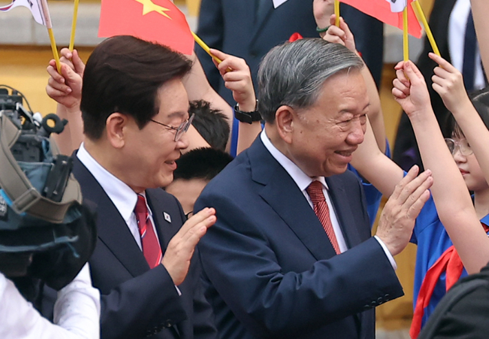 이재명 대통령(왼쪽)과 또 럼 베트남 공산당 서기장 겸 국가주석. 연합뉴스