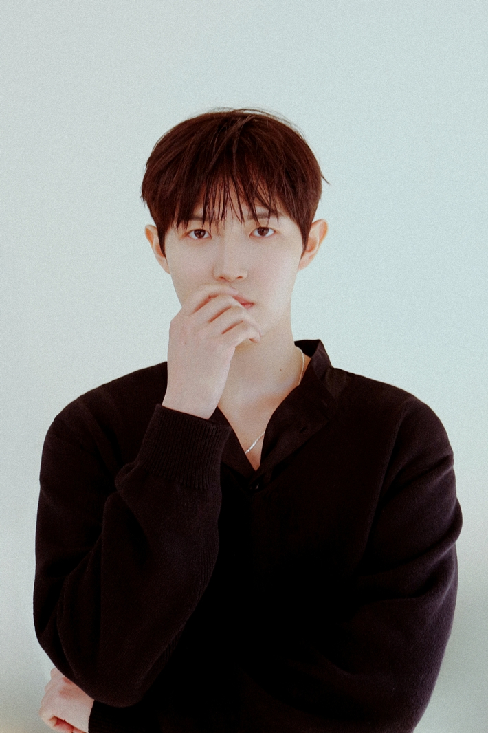 지난 20일 오전 서울 강남구의 한 카페에서 신곡 '지금 데리러 갈게' 발매 기념 라운드 인터뷰를 연 가수 김재환. 웨이크원 제공