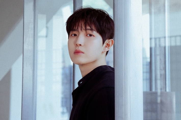 지난 20일 오전 서울 강남구의 한 카페에서 신곡 '지금 데리러 갈게' 발매 기념 라운드 인터뷰를 연 가수 김재환. 웨이크원 제공