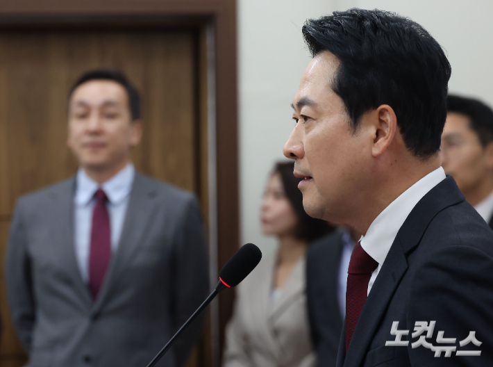 8박 10일간의 미국 방문을 마친 국민의힘 장동혁 대표가 20일 국회에서 기자회견을 갖고 있다. 뒤는 김민수 최고위원. 황진환 기자