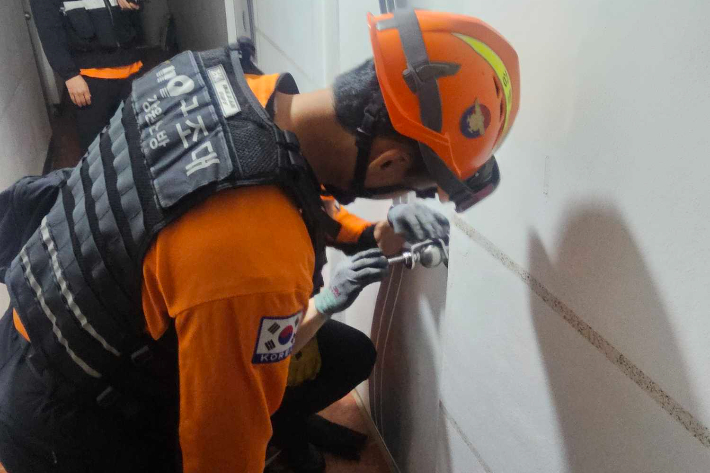 23일 오전 0시 52분쯤 강원 춘천시 효자동의 한 다가구주택에서 불이 났다. 강원소방본부 제공