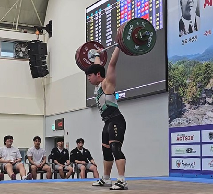용상 한국 남자 주니어 신기록을 세운 김성호. 대한역도연맹 제공 