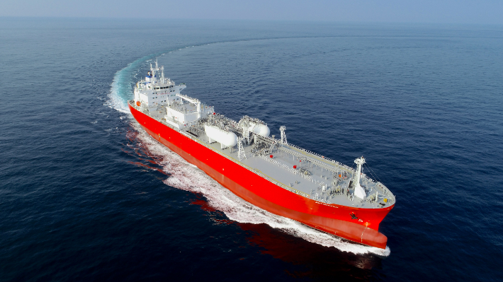 세계 최초의 암모니아 벙커링 실증을 진행하는 중형 암모니아 추진 가스 운반선. 해양수산부 제공