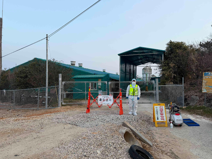 전라남도는 지난 3월 16일 함평군 신광면 소재 양돈농장에서 아프리카돼지열병(ASF)이 발생함에 따라 즉시 초동방역 조처에 나섰다. 전라남도 제공