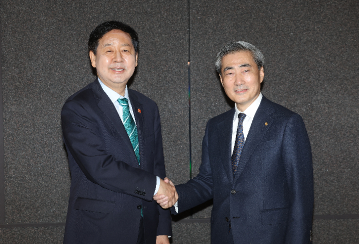 신현송 한국은행 신임 총재가 23일 서울 중구 은행회관에서 구윤철 부총리 겸 재정경제부 장관과 만나 악수하고 있다. 연합뉴스