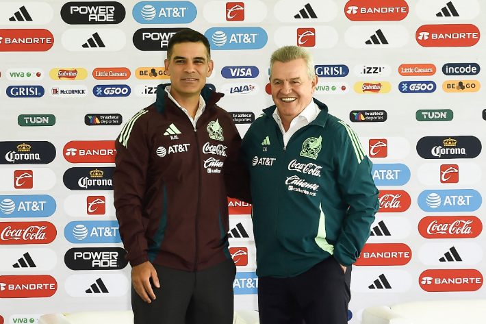 멕시코 축구대표팀의 하비에르 아기레 감독(사진 오른쪽)과 라파엘 마르케스 수석코치. 연합뉴스
