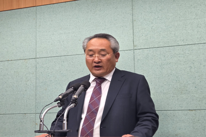 무소속 김성수 전북지사 예비후보가 23일 전북도의회에서 기자회견을 열어 공약을 발표하고 있다. 최명국 기자