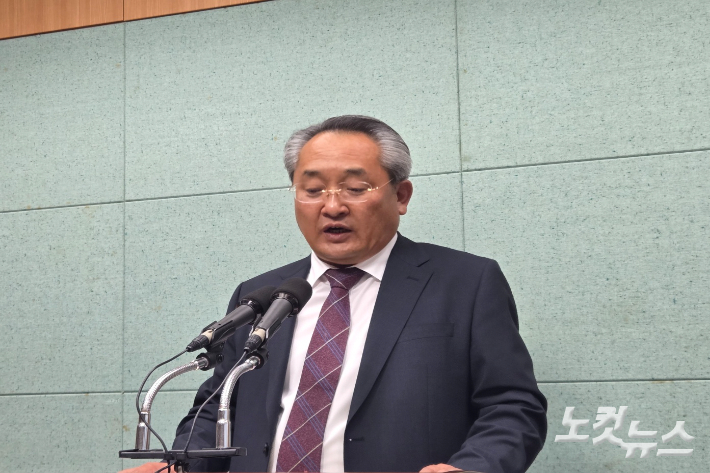 무소속 김성수 전북지사 예비후보가 23일 전북도의회에서 기자회견을 열어 공약을 발표하고 있다. 최명국 기자