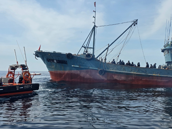 적발된 중국 어선. 태안해경 제공