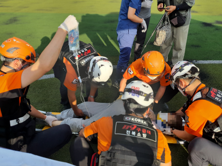 현장에서 응급 환자를 이송하는 소방대원들. 전북소방본부 제공