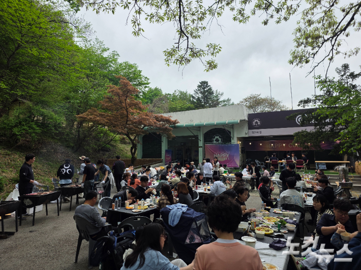 경기도 용인 모현야영장에서 바베큐 파티를 즐기고 있는 해피콘서트 참가자들. 모현 야영장은 장애인뿐만 아니라, 자립준비 청년, 다문화 가정, 한부모 가정 등 캠핑을 경험하기 어려운 이웃들에게 정기적으로 캠핑 공간을 제공하며 모두가 함께하는 캠핑문화를 만들어가고 있다. 오요셉 기자