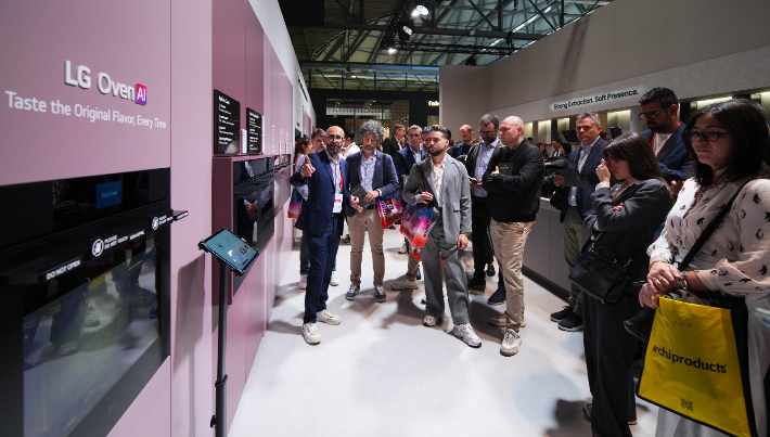 관람객이 LG전자가 밀라노 디자인 위크에서 처음 선보인 유럽 전용 LG 빌트인 패키지 제품을 살펴보고 있다. LG전자 제공