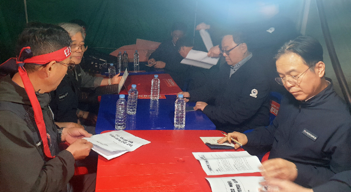 지난 20일 경남 진주시 정촌면 CU 진주물류센터 화물연대 집회 현장을 방문한 김영훈 고용노동부 장관. 연합뉴스