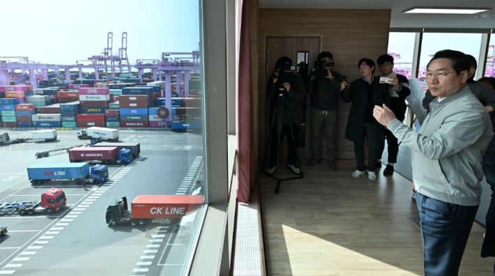 유정복 인천시장이 23일 선광 신컨테이너터미널에서 수출 상황 등을 점검하고 있다. 인천시 제공